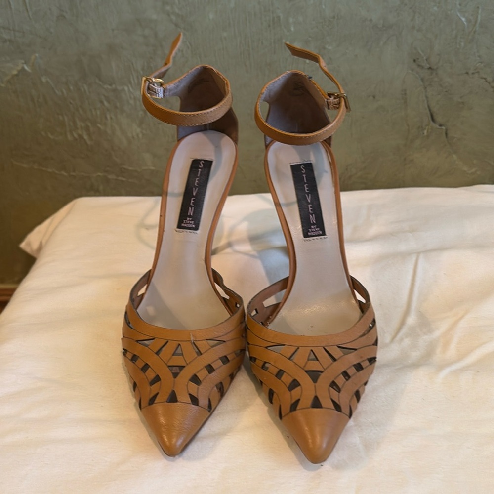 Steven by Steve Madden tan stilettos
Size 8. In good condition